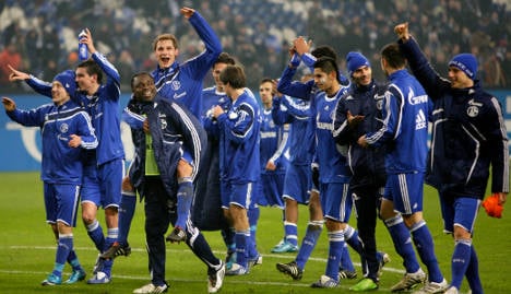 Schalke tops table with win over Mainz