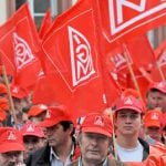 Metalworkers get pay rise, vow to take on Opel