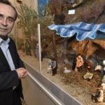 French mayor wins battle to keep nativity scene