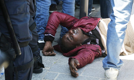 Trouble as riot police evict Paris migrants