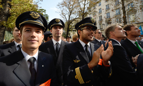 Air France pilots vote in favour of 'long strike'
