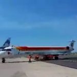Video: Rome airport staff give passenger jet a ‘push start’