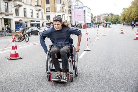 Wheelchair racing along Østerbrogade. Photo: Nikolia Linares/Scanpix