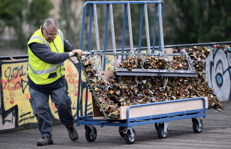 Paris begins removal of a million love locks