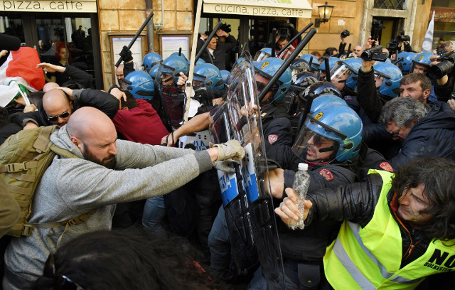 Traffic chaos and violence as Italian taxi protest rumbles on