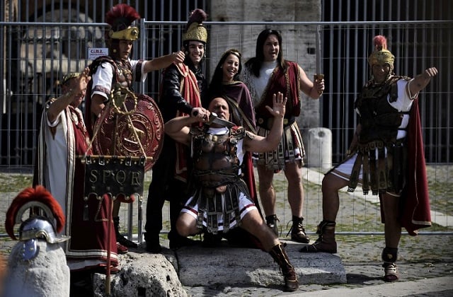 Rome's costumed 'gladiators' are now allowed back to tourist spots