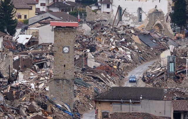 Amatrice mayor tells tourists: 'Stop taking selfies in quake rubble'