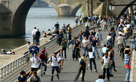 Paris makes 'history' by banning cars on river bank