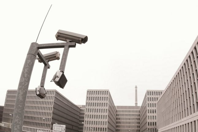 German spies can keep monitoring internet hubs, court rules