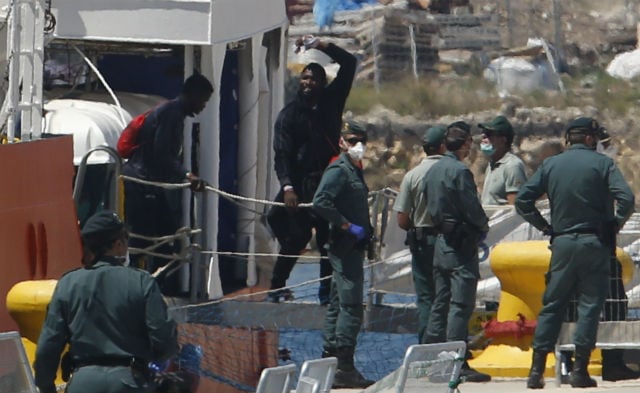 First Aquarius migrants arrive to cheers in Spain 