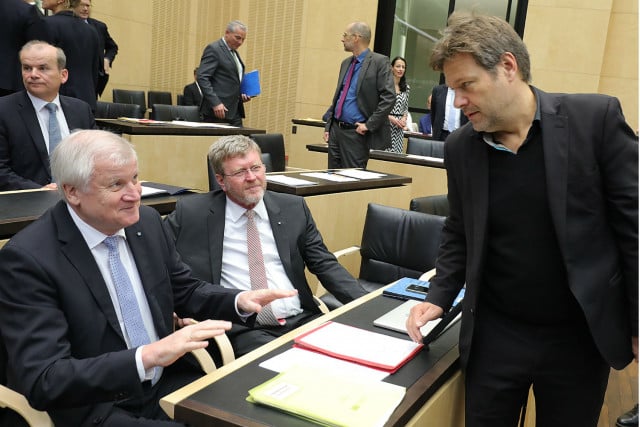 Green Party leader Robert Habeck (right) said that interior minister Horst Seehofer (left) bore responsibility for the Mesut Özil affair.
