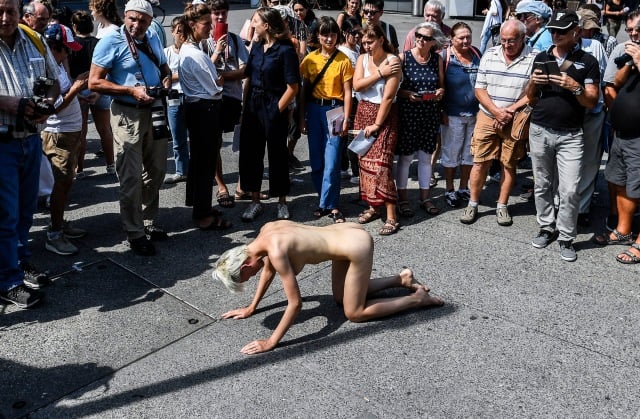 Naked artists cause stir with Zurich street performances