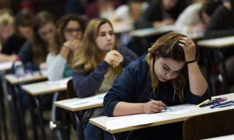 French pupils protest English exam for being too hard 