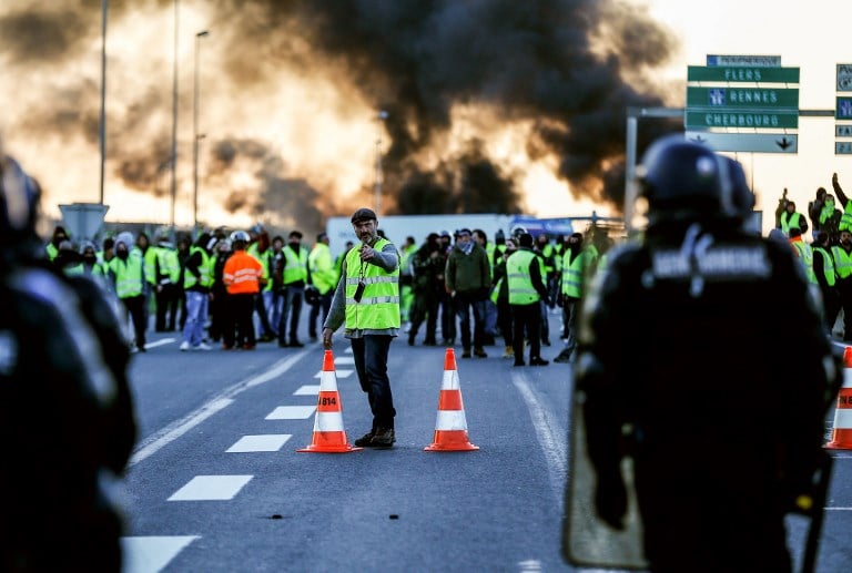Fuel protests LATEST: 'Yellow vests' continue road blockades across France