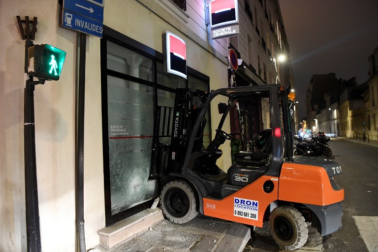 VIDEO: Protesters attack French ministry with forklift truck