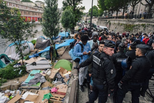 Paris: French police evacuate 1,200 migrants from last camps