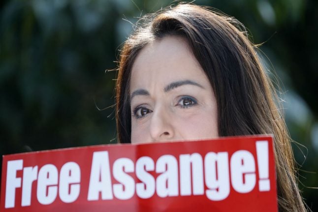 German MPs protest Assange’s arrest outside London prison