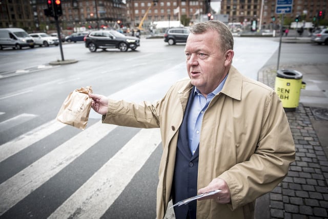 Lars Løkke Rasmussen handing out snacks and flyers to voters in Copenhagen. Photo: Mads Claus Rasmussen / Ritzau Scanpix