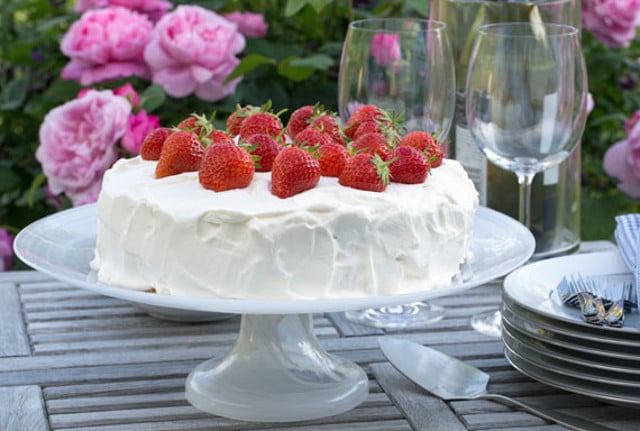 Recipe: How to make a Swedish strawberry cream cake