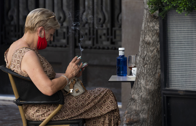 Spain's bans smoking in public