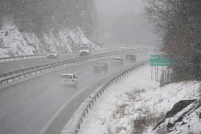 Spate of accidents as snow blankets western and southern Sweden