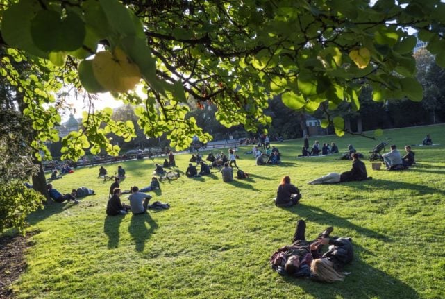 People enjoy sunny weather in Vienna's Stadtpark. (Photo by JOE KLAMAR / AFP)