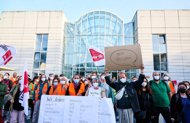 Striking workers outside Berlin Charité Hospital 