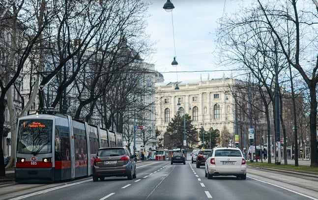Article 50 Card: Long delays continue in Vienna as deadline looms