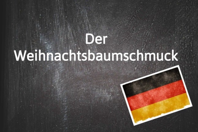 Der Weihnachtsbaumschmuck is written on a blackboard.