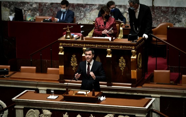 Health minister Olivier Véran speaks in parliament during debates on the vaccine pass. 