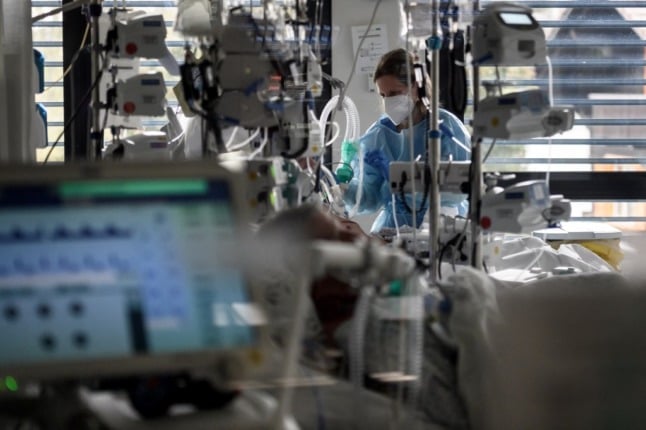 Swiss ICUs are busy, but the number of Covid-related cases remains stable for now. Photo by Fabrice COFFRINI / AFP