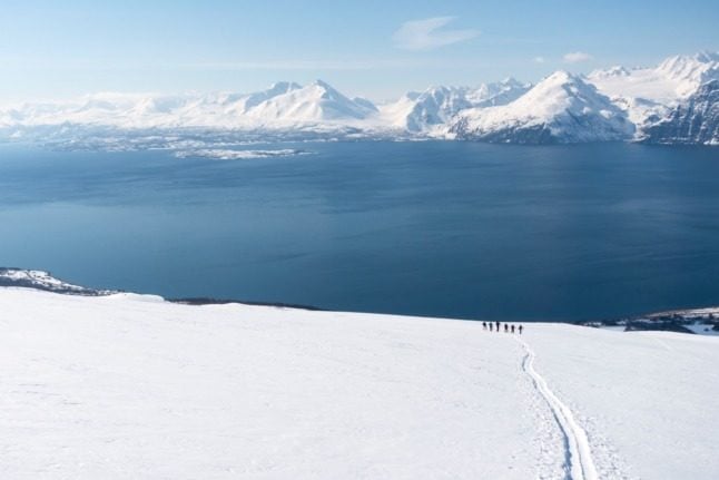 Pictured are people on a ski tour in Kåfjord.