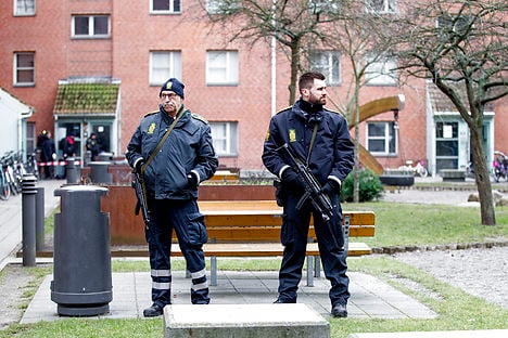 Police stand guard at Mjølnerparken over the weekend. Photo: Bax Lindhardt/Scanpix